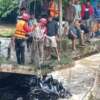 Mobil L300 Nyangkut di Bawah Jembatan Sungai Palo