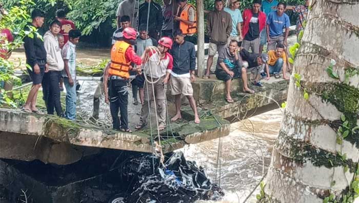 Mobil L300 Nyangkut di Bawah Jembatan Sungai Palo
