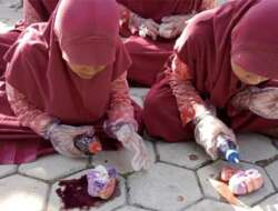 Mahasiswa Universitas Brawijaya Bimbing Murid Sd Membuat Batik Jumputan