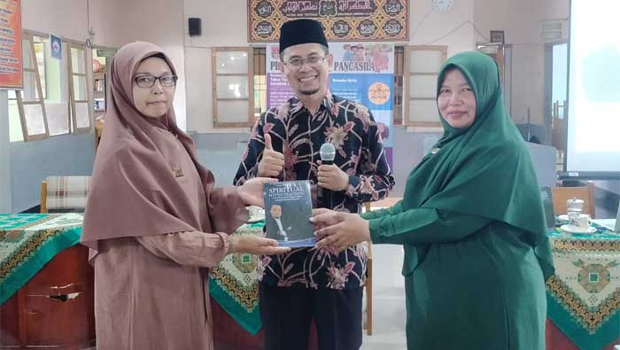 Ibnu Asis Fasilitasi Pelatihan tentang Kurikulum Merdeka bagi Guru SMP Al-Ishlah Bukittinggi