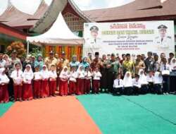 Pemkab Solsel Kembali Bagikan Seragam Sekolah Gratis