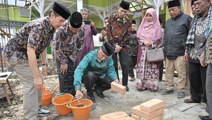 Gubernur Sumbar Letakkan Batu Pertama Pembangunan Mushalla Mukminin Di Nagari Pakan Sinayan
