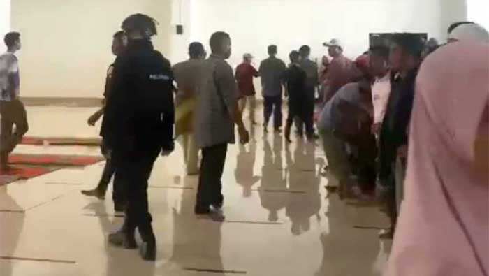 Pembubaran Massa Aksi di Masjid Raya Sumbar