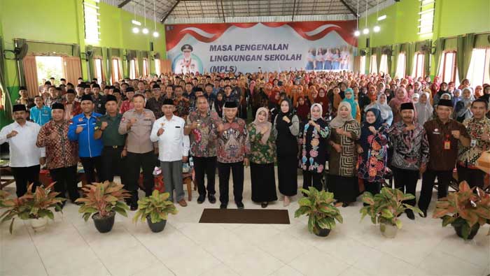 Bupati Malang, H M Sanusi saat sesi foto bersama usai memberikan arahan kepada jajaran korwil Dinas Pendidikan di Kecamatan Dampit