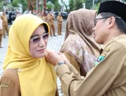 Sekwan Berikan Penghargaan Bintang DPRD Sumbar bagi Staf Pendampingan Sosper