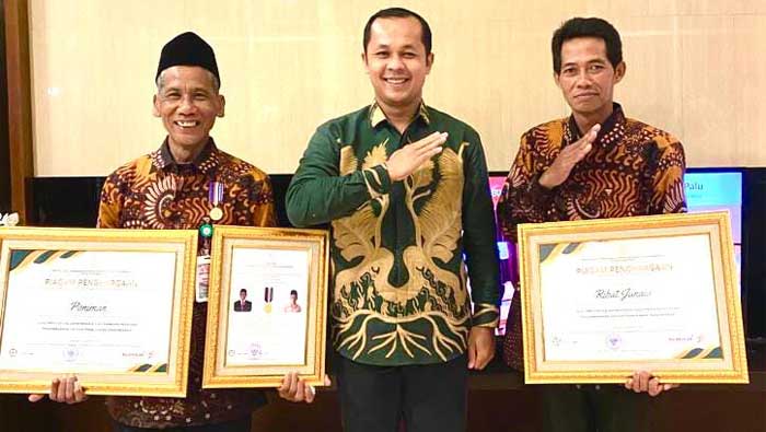 P3SPT UPT dan Warga UPT Padang Tarok SP.1 Terima Penghargaan dari Mendes PDTT