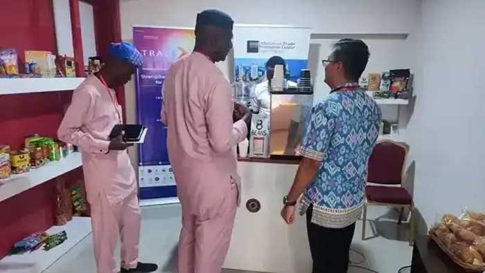 Pengunjung Indonesia Mini Expo di Lagos, Nigeria