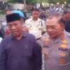 Pengurus Masjid Raya Sumbar, Yuzardi Ma'ad, didampingi Kapolda Irjen Pol Suharyono memberikan penjelasan terkait beredarnya video yang mangambarkan beberapa anggota polisi memasuki ruangan Masjid Raya Sumbar tanpa membuka alas kaki