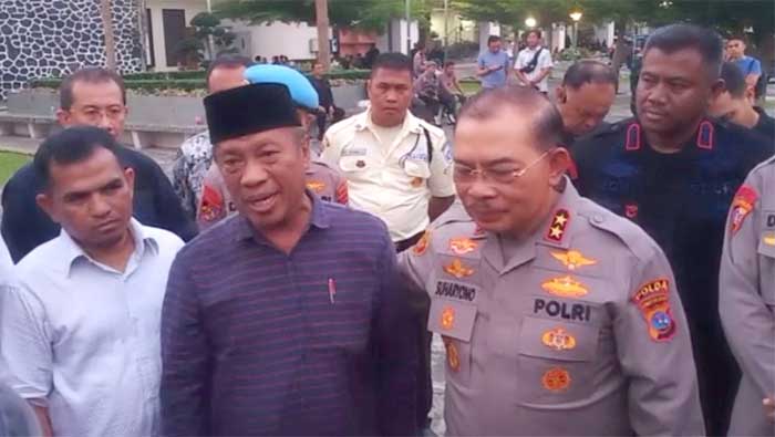 Beredar Video Polisi Masuk Masjid Raya Sumbar Pakai Sepatu di Medsos, Begini Kejadian Sebenarnya 1 Pengurus Masjid Raya Sumbar, Yuzardi Ma'ad, didampingi Kapolda Irjen Pol Suharyono memberikan penjelasan terkait beredarnya video yang mangambarkan beberapa anggota polisi memasuki ruangan Masjid Raya Sumbar tanpa membuka alas kaki