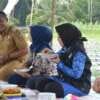Rezka Oktoberia saat makan bersama peresmian P3TGAI ke Nagari Limbanang
