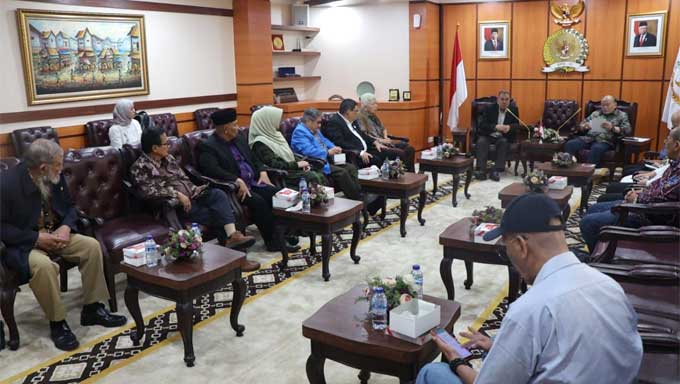 Presidium Forum Negarawan Desak Kembali ke UUD 1945 Dipercepat 1 Presidium Forum Negarawan bertemu Ketua DPD RI
