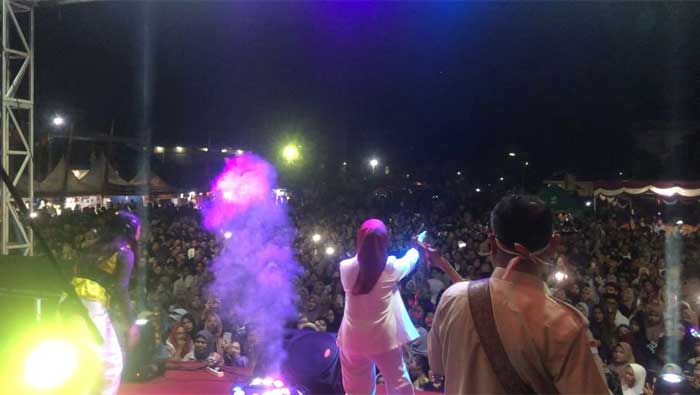 Kintanu dan Adella Goyang Puncak Semarak Kemerdekaan RI di GOR Rang Padang Baru 1 Kintanu dan Adella Goyang Puncak Semarak Kemerdekaan RI di GOR Rang Padang Baru
