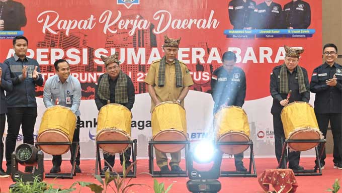 Gubernur Mahyeldi saat membuka Rapat Kerja Daerah (Rakerda) DPD Asosiasi Pengembang Perumahan dan Pemukiman Seluruh Indonesia (Apersi) Provinsi Sumatera Barat