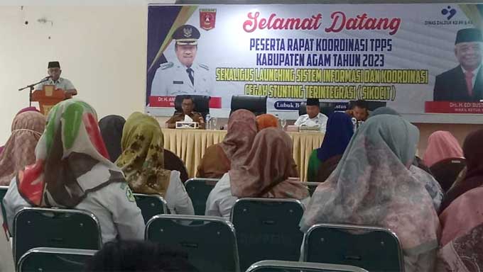 Sekda Edi Busti saat membuka Rapat Koordinasi Tim Percepatan Penurunan Stunting