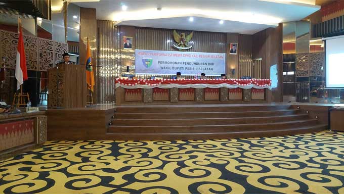 Rapat Paripurna Istimewa DPRD Kabupaten Pesisir Selatan membahas pengunduran diri Rudi Hariyansyah dari Wakil Bupati