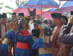 Hadiri Hoyak Tabuik Piaman, Rezka Oktoberia Diapresiasi Wagub Sumbar dan Wako Pariaman