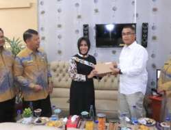 Rezka Oktoberia Serahkan Bantuan Penunjang Jaringan untuk Disdukcapil Kota Payakumbuh