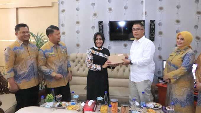 Rezka Oktoberia Serahkan Bantuan Penunjang Jaringan untuk Disdukcapil Kota Payakumbuh