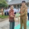 Sekretaris DPD SatuPena Sumbar, Armaidi Tanjung Sumbangkan Buku untuk Perpustakaan SMPN 5 Kota Pariaman