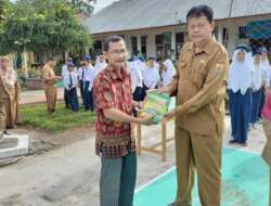 SatuPena Sumbar Serahkan Sumbangan Buku untuk Perpustakaan SMPN 5 Kota Pariaman