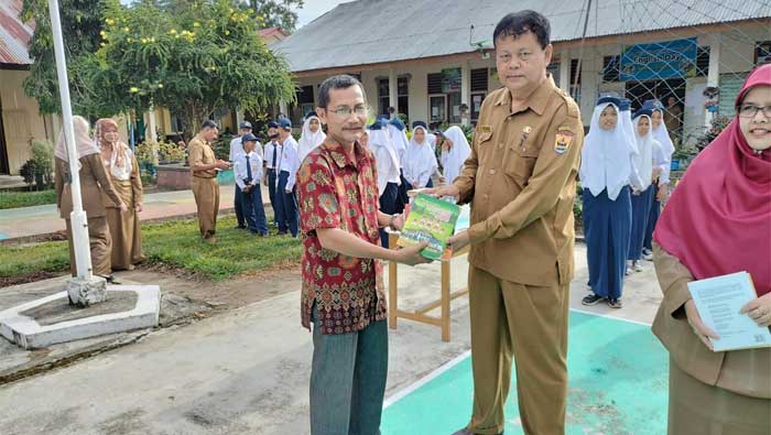 Sekretaris DPD SatuPena Sumbar, Armaidi Tanjung Sumbangkan Buku untuk Perpustakaan SMPN 5 Kota Pariaman