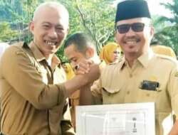 Sekda Pessel Serahkan Penghargaan KPAI kepada Kadis Dukcapil