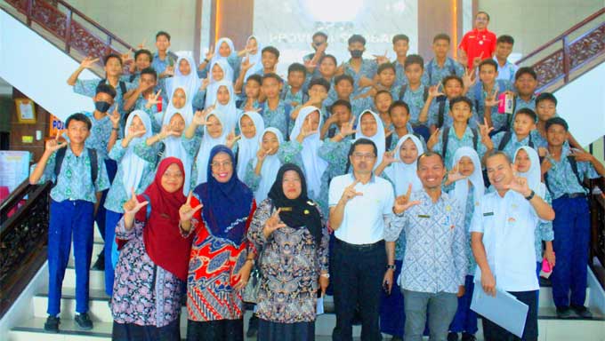 Siswa Kelas VII SMPN 43 Padang Kunjungi DPRD Sumbar