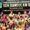 Kepala Dinas Pendidikan Kota Malang, Suwarjana, SE, MM (tengah) saat sesi foto bersama dengan Guru dan siswa SDN Bandulan 5