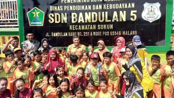 Rayakan Hari Jadi, SDN Bandulan 5 Malang Gelar Karya P5 1 Kepala Dinas Pendidikan Kota Malang, Suwarjana, SE, MM (tengah) saat sesi foto bersama dengan Guru dan siswa SDN Bandulan 5