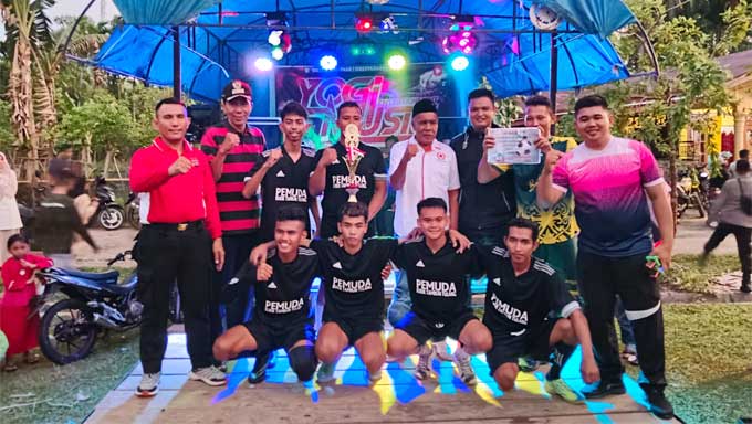 Ketua Koni Pessel Serahkan Piala Dan Hadiah Turnamen Bola Kaki Nagari Koto Nan Tigo Cup
