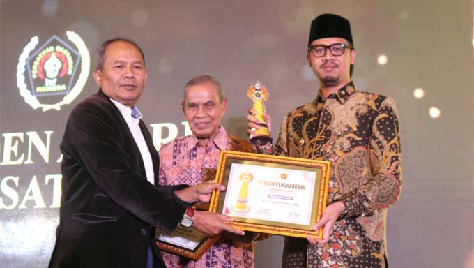 Wako Bukittinggi Terima Penghargaan Golden Award SIWO PWI 2023