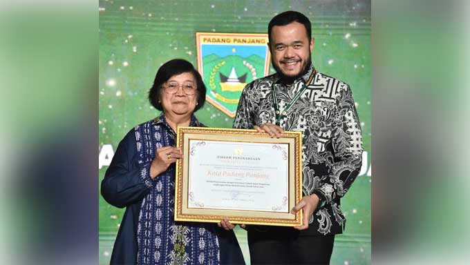 Wako Padang Panjang Terima Penghargaan Nirwasita Tantra