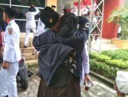 Ketika Orang Tua Anggota Paskibraka Agam Naik Motor Berjam-jam demi Mendukung Sang Buah Hati
