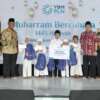 Dewan Pembina, Dewan Syariah serta Pengurus YBM PLN usai penyerahan secara simbolik santunan secara serentak kepada 20 ribu yatim duafa di seluruh Indonesia