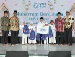 Dewan Pembina, Dewan Syariah Serta Pengurus Ybm Pln Usai Penyerahan Secara Simbolik Santunan Secara Serentak Kepada 20 Ribu Yatim Duafa Di Seluruh Indonesia