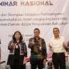 Direktur Sinkronisasi Urusan Pemerintahan Daerah IV Ditjen Bina Pembangunan Daerah Kemendagri, Zanariah menjadi narasumber pada “Seminar Nasional Sinkronisasi dan Sinergitas Kebijakan Pembangunan Berwawasan Kependudukan dalam rangka Implementasi Fasilitasi Pemda dalam penyusunan Kebijakan”