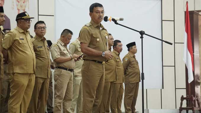 Bupati H. Khairunas dalam apel gabungan ASN di Aula Sarantau Sasurambi Kantor Bupati Solok Selatan