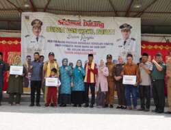 Pemkab Solok Selatan Bagikan Seragam Gratis