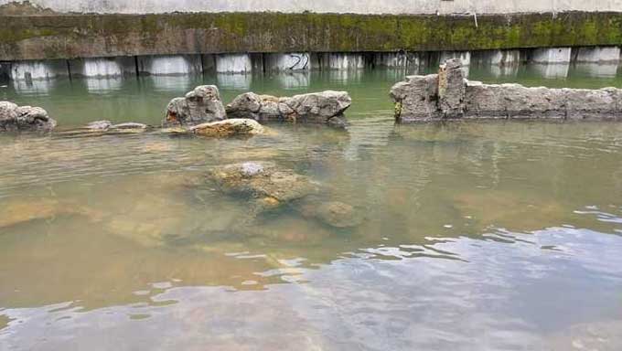 Batu Malin Kundang di Pantai Air Manis Padang Tenggelam