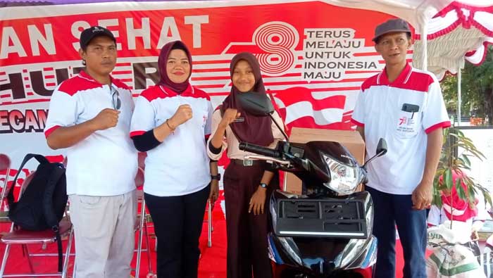 Isnaini Fatwa Awaliyah, seorang siswi SMP N 3 Purworejo berhasil memboyong hadiah sepeda motor Honda Revo dalam acara Jalan Sehat HUT Kemerdekaan ke-78