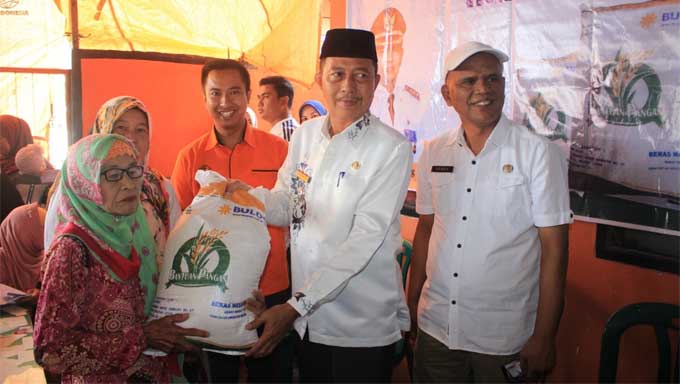 Wakil Bupati Pasaman Barat, Risnawanto serahkan Bantuan Pangan Tahap II
