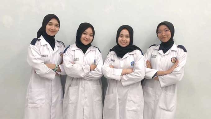 Hebat! 4 Mahasiswi Polinema Ini Olah Tempurung Kelapa jadi Edible Coating