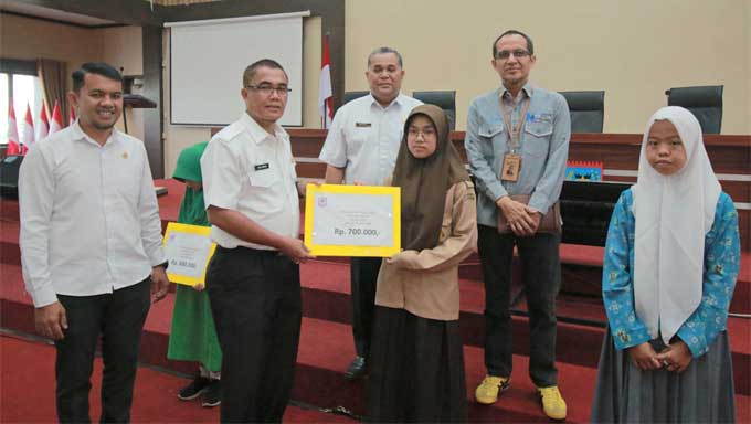 Bank Nagari Kota Payakumbuh Salurkan CSR untuk 140 Penerima Beasiswa