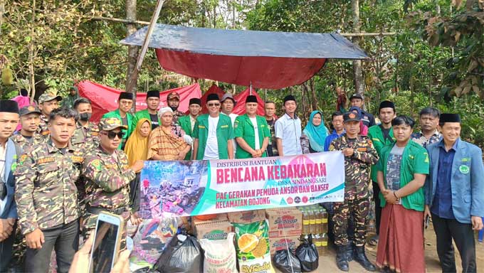 PAC GP Ansor bersama Banser Salurkan Bantuan Sembako bagi Warga Korban Kebakaran di Bojong