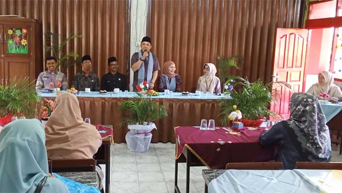 Ketua DPRD Kota Bukittinggi, Beny Yusrial saat memberi kata sambutan didampingi istri Ria Amelia dan kepala SDN 01 Ladang Cakiah, Dinas pendidikan, komite, dan Sekretaris Lurah.