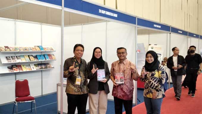 Buku Biografi Pak Etek Bupati Agam Dipamerkan di IIBF 2023