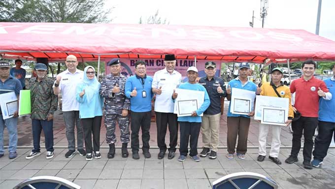 Wow! Ada Hadiah Umrah bagi Nelayan Pengumpul Sampah Terbanyak di Pantai Padang