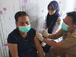 Dinkes Dan Dinsos Muba Bersinergi Lakukan Vaksinasi Hingga Serahkan Bantuan Sembako Di Lubuk Bintialo