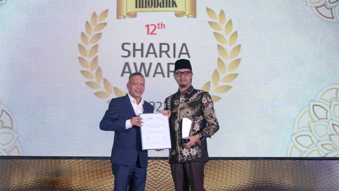 Chairman Infobank Media Group, Eko B Supariyanto, serahkan penghargaan BPR Syariah terbaik untuk BPRS Jam Gadang, yang diterima Wali Kota Bukittinggi, Erman Safar, dalam Infobank 12th Sharia Award 2023