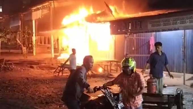 Enam Ruko Terbakar di Dekat Bundaran Simpang Empat Pasbar
